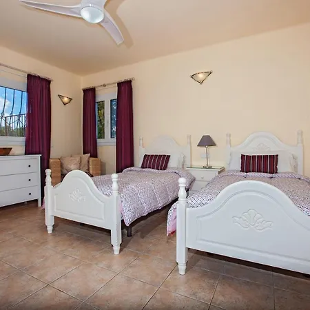 Βίλα Cancilla With Hot Tub And Pool Table