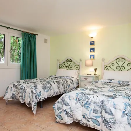 Cancilla With Hot Tub And Pool Table וילה